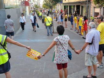 Els participants en l'assaig de la Via Catalana fet ahir a la localitat de Palafrugell PACO DALMAU