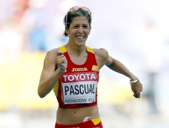 Beatriz Pascual, somrient en els últims metres de la prova ALBERTO ESTÉVEZ / EFE