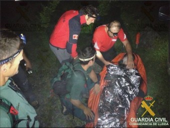 Guàrdies civils de rescat de muntanya atenent un ciutadà francès que s'havia perdut a la Vall d'Aran EL PUNT AVUI