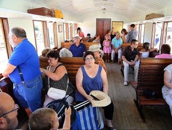 Viatgers del tren turístic de la Costa Brava, ahir en el vagó de plataformes obertes i amb lliure mobilitat. Un centenar de persones va anar fins a Portbou MANEL LLADÓ