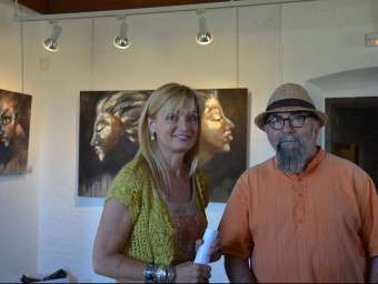 Alba Roqueta, amb l'artista Jordi Gispert, durant la inauguració de l'exposició a Pals EL PUNT AVUI