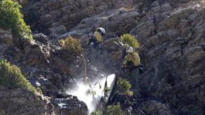 Agents de l'Ibanat treballen en les tasques d'extinció del foc, que des d'aquest dimarts afecta els municipis mallorquins d'Artà i Capdepera EFE