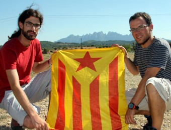 Dos dels impulsors d'‘Estelades al cim', amb Montserrat al fons ACN