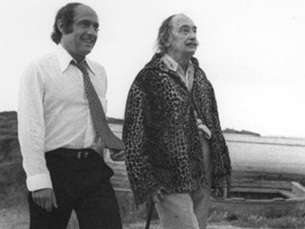 Enric Sabater passejant amb Salvador Dalí als anys setanta en una foto feta per Gala i exposada a la mostra “Reciprocitats. 1968-1980”, al Museu de Cadaqués al 2008 EL PUNT AVUI