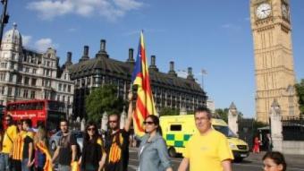 Alguns dels participants a la Via Catalana de Londres, al davant del Big Ben ACN