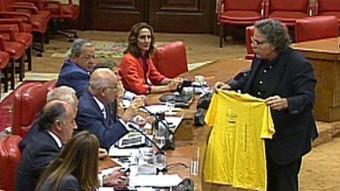 El diputat d'ERC Joan Tardà, amb la samarreta de la Via Catalana que ha ofert a García-Margallo, aquest dimarts al Congrés EFE