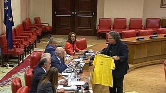 Joan Tardà va lliurar ahir al ministre José Manuel García-Margallo la samarreta de la Diada durant una compareixença al Congrés sobre Gibraltar EFE
