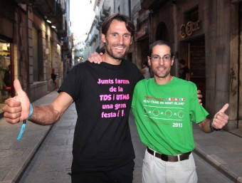 Arnau Julià i Toti Bes (esquerra i dreta), al carrer Ciutadans de Girona JOAN SABATER