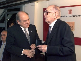 L'expresident Pujol lliura la medalla d'or de la Generalitat a l'historiador Pierre Vilar.  ARXIU /EFE