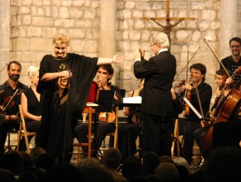 Michelle Breedt i, d'esquenes, Antoni Ros-Marbà, amb la Camerata 432 a Vilabertran JOSEP MARIA POCH YMBERT