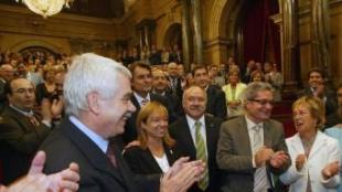 Maragall, De Madre, Carod-Rovira, Saura, Mieras i Geli, i tot l'hemicicle aplaudint l'aprovació al Parlament de l' Estatut el 30 de setembre del 2005 X. B. /ARXIU