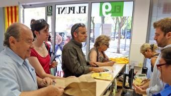 Gent comprant samarretes a la seu del diari a Barcelona ANDREU PUIG