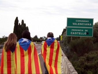 Tres participants de la Via Catalana, aquest dimecres al límit administratiu entre Vinaròs i Alcanar abans de l'inici de la cadena humana ACN