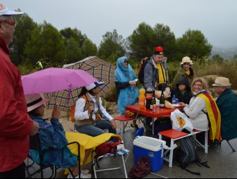 L'Antoni Pirla (amb la barretina) dinant sota la pluja amb un grup d'amics de Terrassa, a l'aparcament d'autocars habilitat al tram 362. L. S