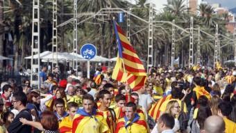 La Via Catalana va reunir una munió de persones al seu pas per Badalona ORIOL DURAN