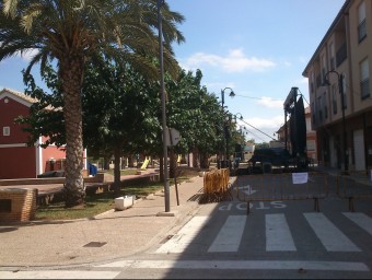 Un dels carrers principals del llogaret de Barraca d'Aigües Vives. EL PUNT AVUI