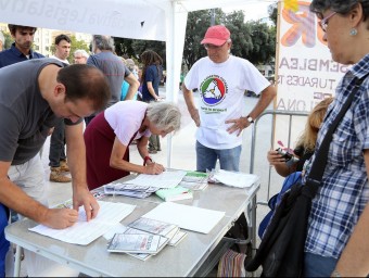 Voluntaris recolliran firmes a favor de la ILP per a la renda garantida tot el cap de setmana a la plaça Catalunya J. RAMOS