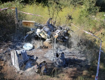 Les restes de l'helicòpter on viatjaven les víctimes. L'aparell es va incendiar en impactar contra al terra, ahir a la una del migdia JOAN CASTRO / ICONNA