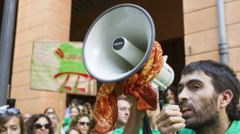 Un manifestant parla per un megàfon durant la protesta de la comunitat educativa davant el Parlament Balear, aquest dilluns a Palma EFE