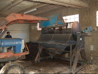 Un tractor tirant el compost ja madurat al garbell en l'anterior planta de Boadella que ara serà substituïda per una nova EL PUNT AVUI