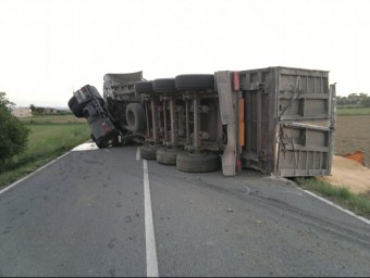 El camio va quedar bolcat al mig de la carretera T.Soler