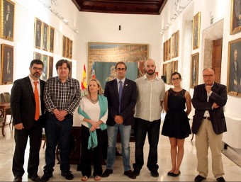 Sebastià i representants de l'Ajuntaments amb la família Estellés. ACN