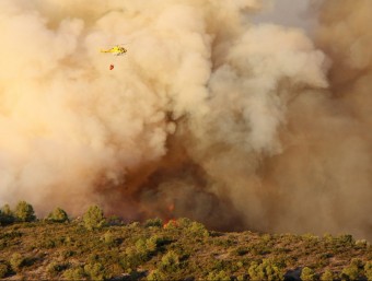 Un helicòpter dels Bombers ataca un dels fronts de l'incendi, aquest dijous a Tivissa ACN