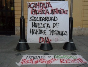 Pancarta col·locada fa dies a les portes de la Diputació de València. ROSA CELMA