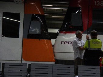 Primer pla dels dos trens després del xoc a la via 7 de l'estació de Sants de Barcelona ACN