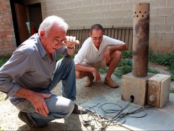 Josep Palou , un pagès de Castellserà, i David Borda, de JARC, analitzant un antic cremador de iodur de plata. ORIOL BOSCH / ACN