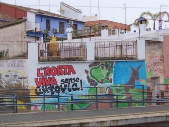 Mural reivindicatiu de l'estació de Meliana. EL PUNT AVUI