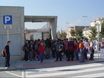 Imatge d'arxiu de l'entrada dels alumnes a un institut de Pineda de Mar. ARXIU