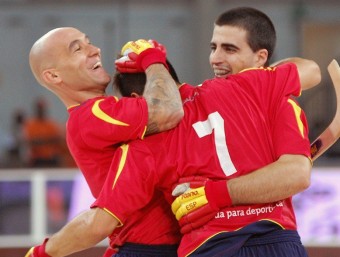 Pedro Gil, Jordi Adroher –d'esquena–, i Marc Gual celebren l'1-0 de la selecció espanyola RFEP