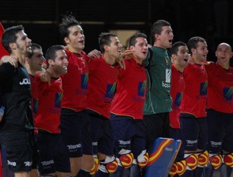 Els jugadors de la selecció espanyola celebren el títol mundial després de la final RFEP