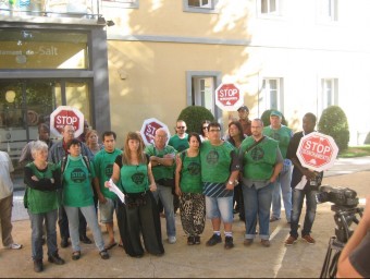 Membres de la Plataforma d'Afectats per la Hipoteca (PAH) de Girona, en l'acte de protesta d'ahir al matí, al davant de l'ajuntament de Salt J. FERRER