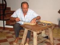 Paco Comba no para de fer espardenyes artesanals. B. SILVESTRE
