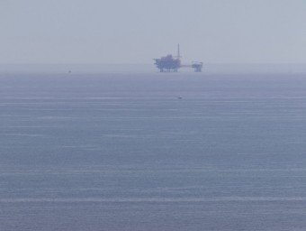 La plataforma marina és visible des de la costa JOSÉ CARLOS LEÓN 