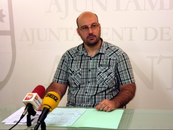 Josep Crespo explica la seua proposta sobre les taxes municipals. EL PUNT AVUI