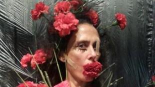 Marta Carrasco , en una imatge prou explícita de ‘B. Flowers', que estrena avui a La Planeta de Girona. DAVID RUANO