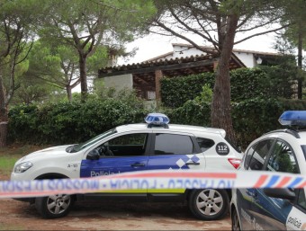 Els vehicles de la Policia Local i els Mossos d'Esquadra que feien guàrdia ahir al migdia davant l'habitatge assaltat, al Vilar d'Aro E.A