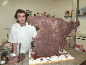 El pastisser del Cacau d'Olot, Lluís Riera, amb el mapa de xocolata que està enllestint per ser trencat. J.C