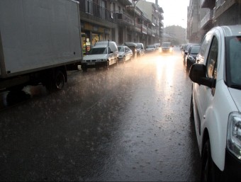 Vehicles als carrers d'Igualada enmig de la pluja que ha caigut aquest divendres ACN