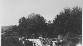 El tramvia del Baix Empordà passant pel pont de la Bisbal AJUNTAMENT GIRONA CRDI FONS NARCÍS SANS (AUTOR DESCONEGUT)