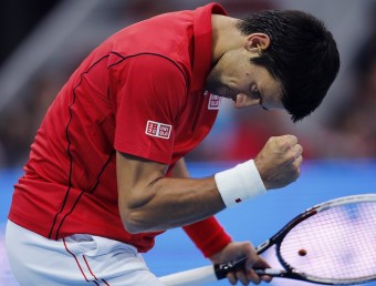 Djokovic fa un gest de victòria després de guanyar Nadal en la final KIM KYUNG-HOON/REUTERS