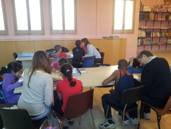 Alumnes que reben suport del projecte de Càritas, a la Creueta (Girona). ARXIU CÀRITAS