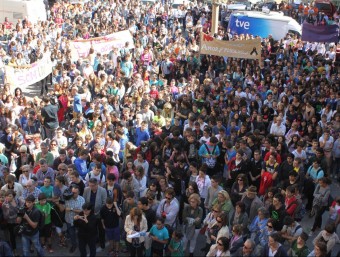Prop de 2.500 persones es van congregar ahir al matí a la plaça Major de Tàrrega per rebutjar l'assassinat AJ. TÀRREGA