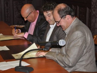 Miquel Rovira i Jean Castex signant el conveni d'agermanament CCR