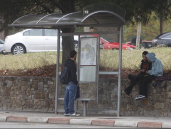 Un usuari comprovant els nous horaris del bus que connecta Sant Quirze amb Terrassa ORIOL DURAN