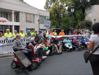 Participants en la Carrera Solidària ahir a les portes de la seu del PP. ROSA CELMA