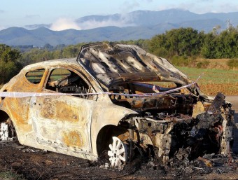 El cotxe va quedar ben cremat i els mossos el van precintar mentre investiguen el seu historial. JORDI RIBOT / ICONNA